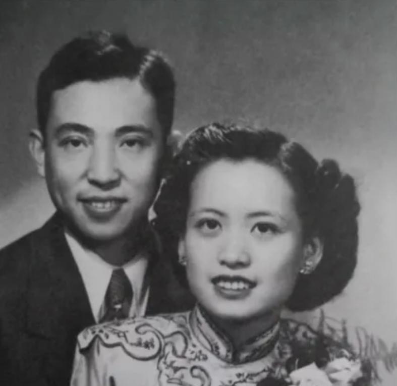 1942年，缅甸原始森林。一位青年军官与部队失散了。在痢疾、饥饿、蚂蟥的威胁下，