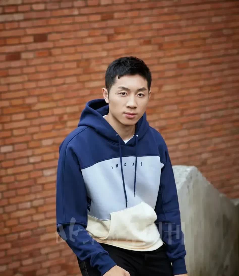 主持人问许昕:“你和太太吵架吗？”许昕说:“吵啊，不仅吵架，我还喜欢在吵架后复盘