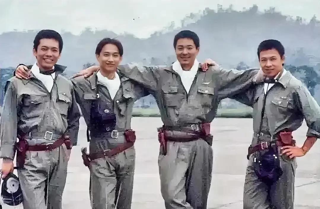 真没想到，
今天又看到了这张合影。
大家还记得这部剧吗？
这四位演员大家还能认出
