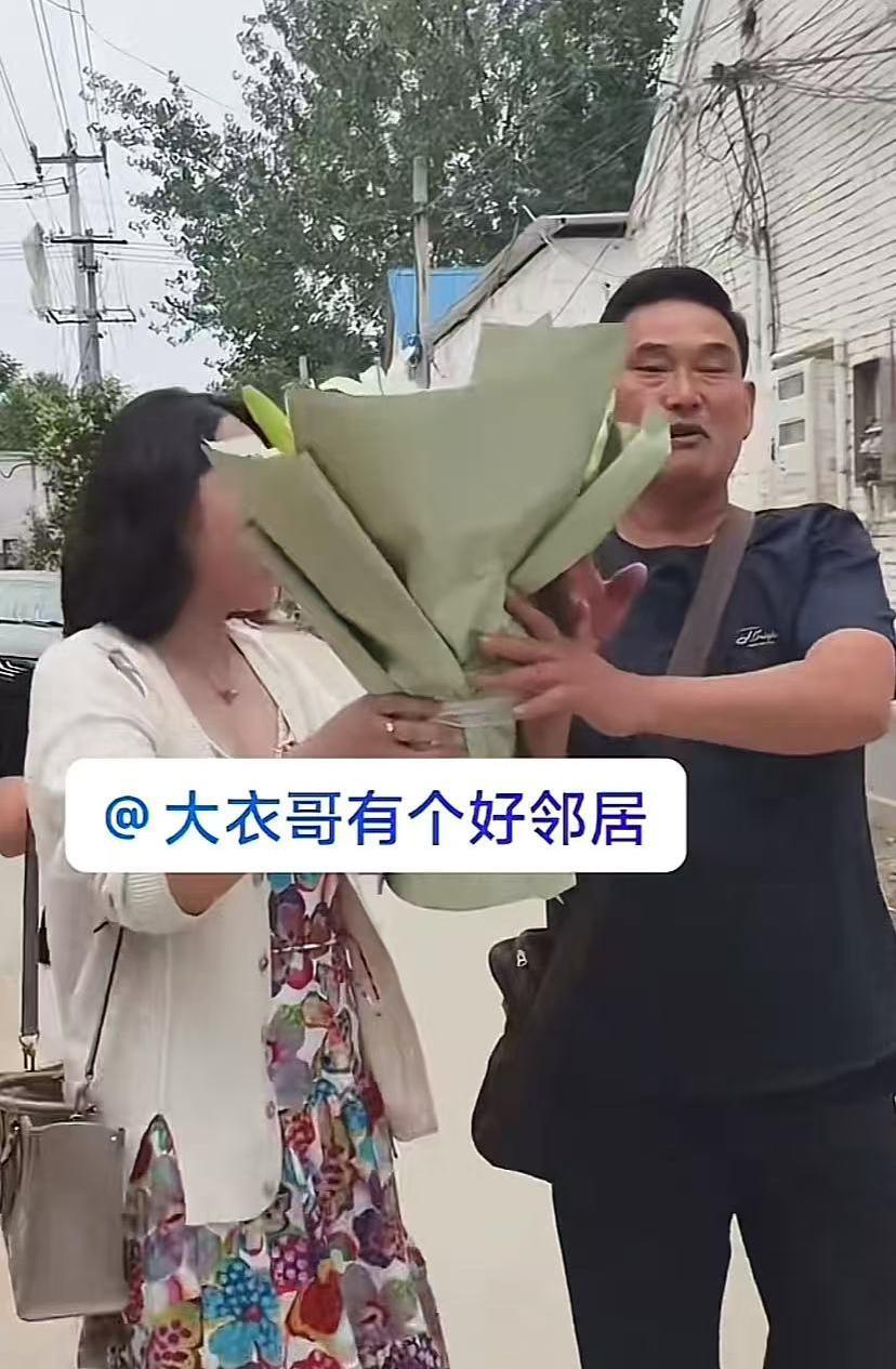 大衣哥实在人，大姐给大衣哥送花，说啥也不要，我就是过来看看。看样子是有人家盖新楼