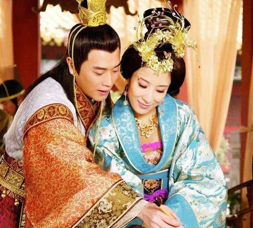 1464年，明宪宗慢慢褪去万贵妃的衣裳，看到她雪白娇嫩的皮肤上，布满了带血的杖痕