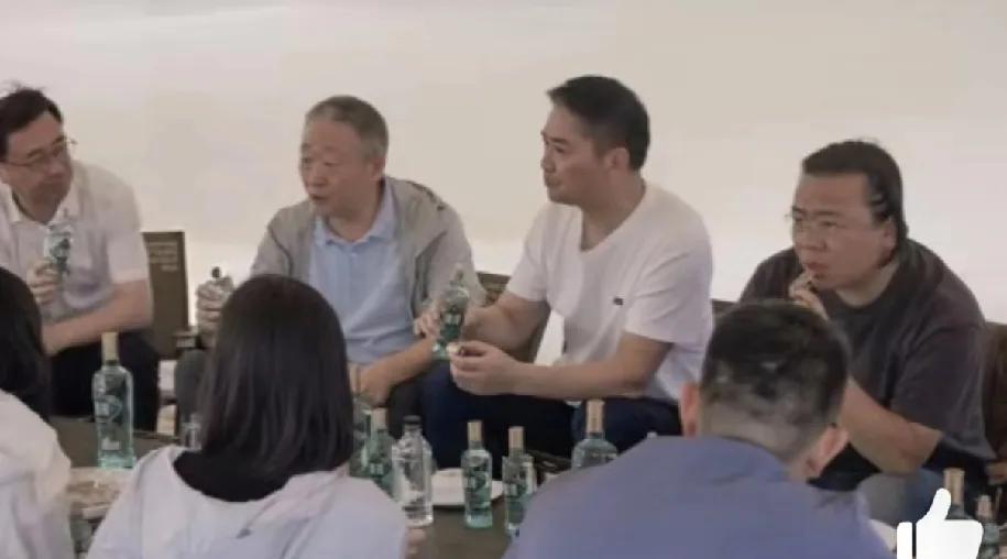 刘强东，太硬核了！
2025年6月23日下午，网上曝出一组刘强东的最新动态，看完