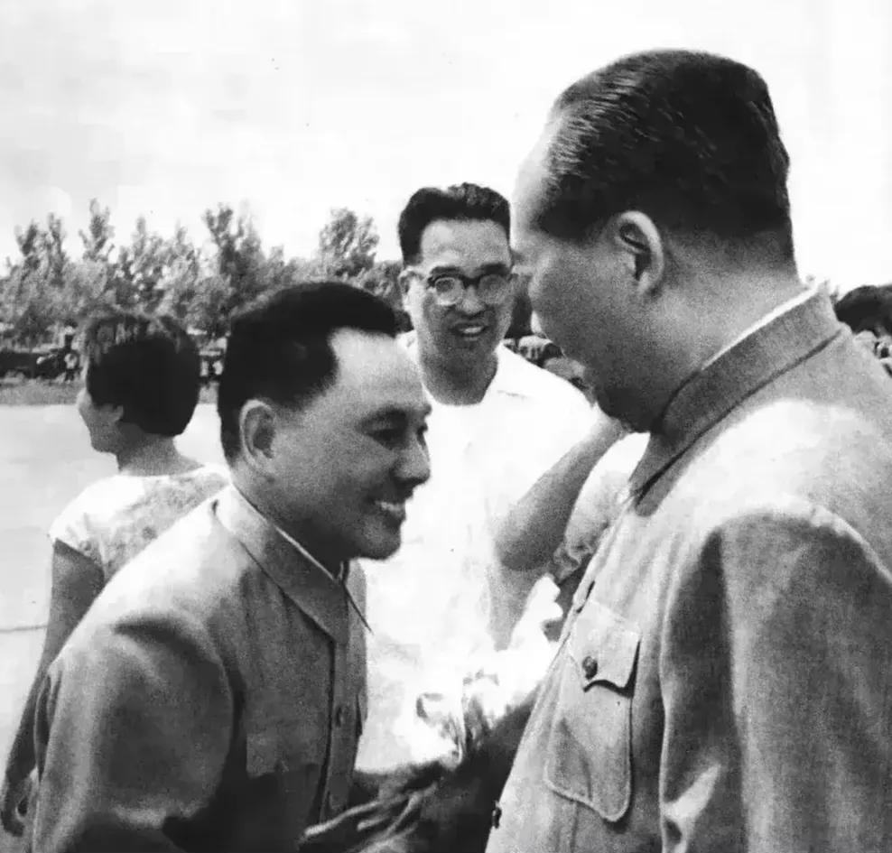 吃水不忘挖井人，                幸福全靠毛主席！        