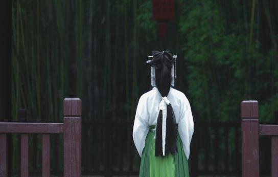 846年，74岁的白居易感染风寒，觉得自己快要嘎了，于是把养的33个家妓叫到床前