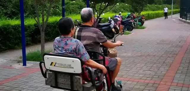 心有余悸刚才十字路口的惊险，骑着代步三轮电动车的两位老人，在红灯亮起一秒钟冲出等