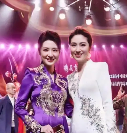 仔细看，左边的是细眉飞扬，秀韵多姿的周涛，凭借知性优雅的气质，沉稳的主持风格，成