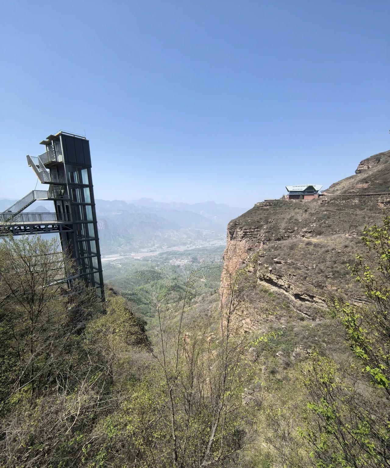跟着老夏游山东——邯郸东太行景区（5）
东太行山的莲花胜镜，该区域为紫红色岩石为