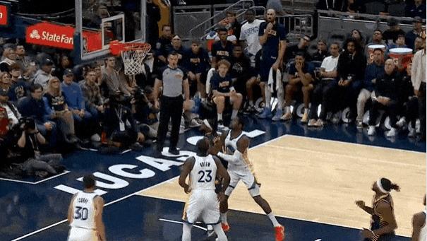 杰克逊抢篮板被库明加犯规，随后和追梦格林互喷垃圾话