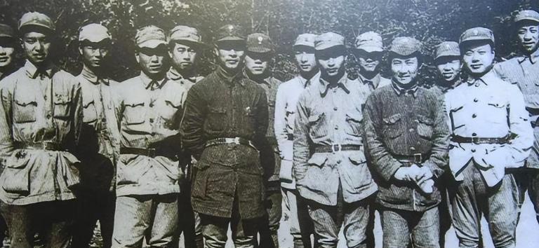 1943年，我军俘虏了一批国军，新四军战士孙长兴冲他们喊道：“谁是韩德勤？”正当