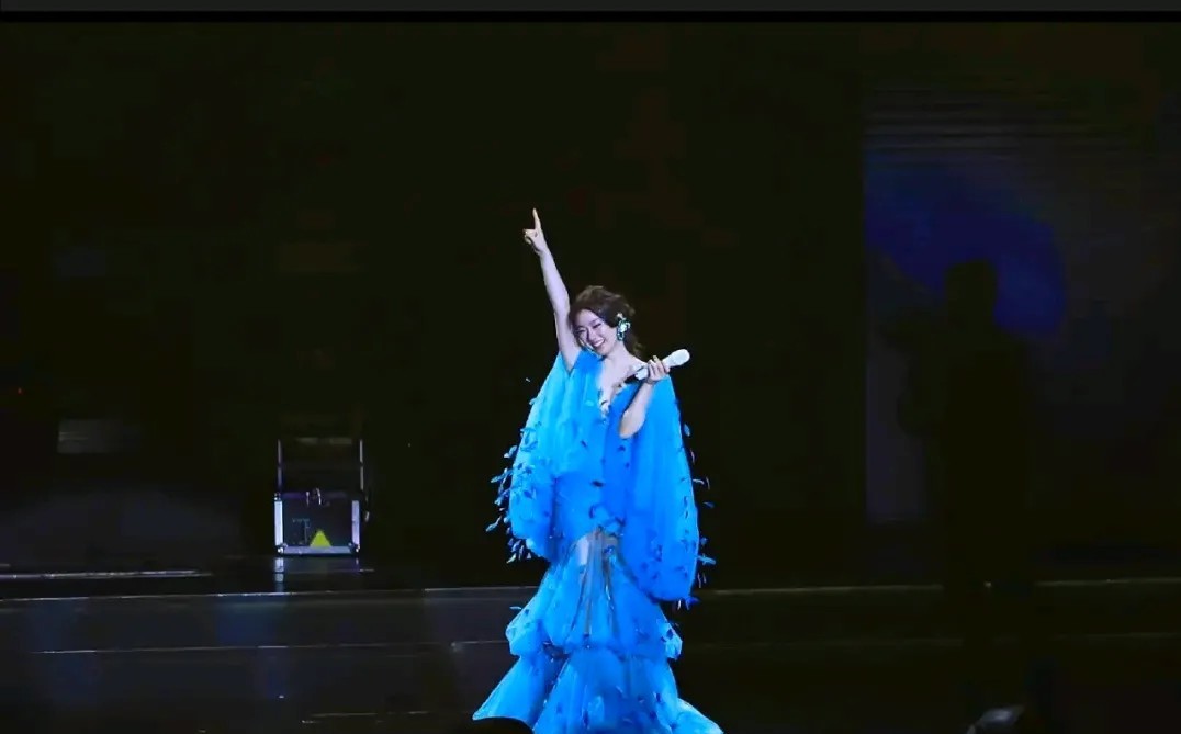 单依纯真的很强。在《歌手2025》里，她两次夺冠，三场演出风格完全不同却都很精彩