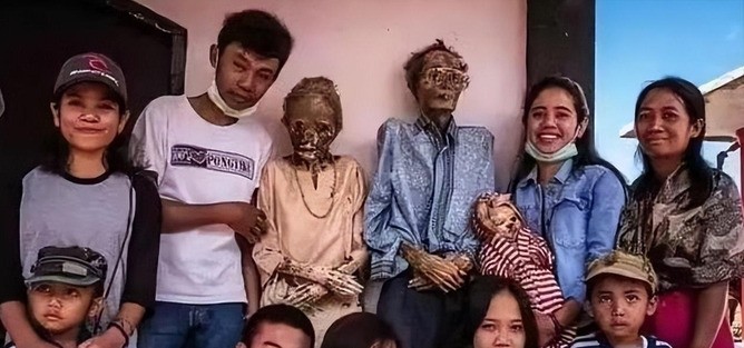 印尼人给去世亲人化妆换衣服











---










