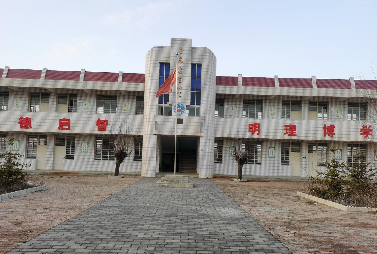 说到教师填报个人信息时管理岗位和后勤岗位的人员全部选填“专业技术岗位”时，有网友