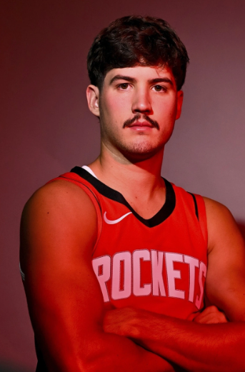 防守不行，就跟谢泼德比；三分不准，就跟申京阿门比；脚步慢、防外线被点名，就跟亚当