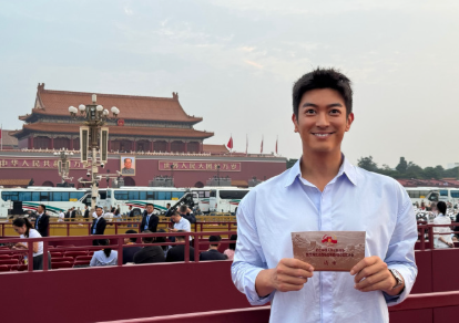 今天的天安门格外庄严神圣
怀着无比激动的心情期待着！
演员杜江晒出在天安门广场上