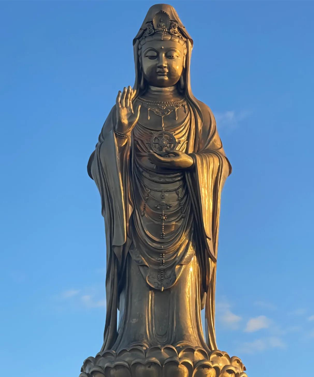 普陀山南海观音菩萨
执念如无形的枷锁，将心困在方寸牢笼。我们总执着于未竟之事、未