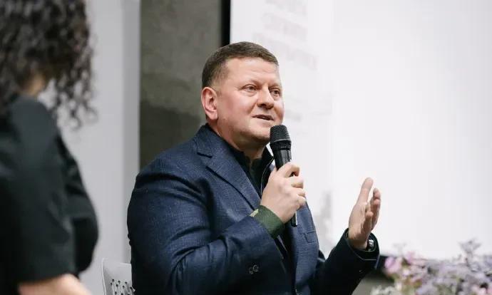 “别再做那些不切实际的梦了，指望着天上突然降下一个和平使者，让乌克兰一下子就回到
