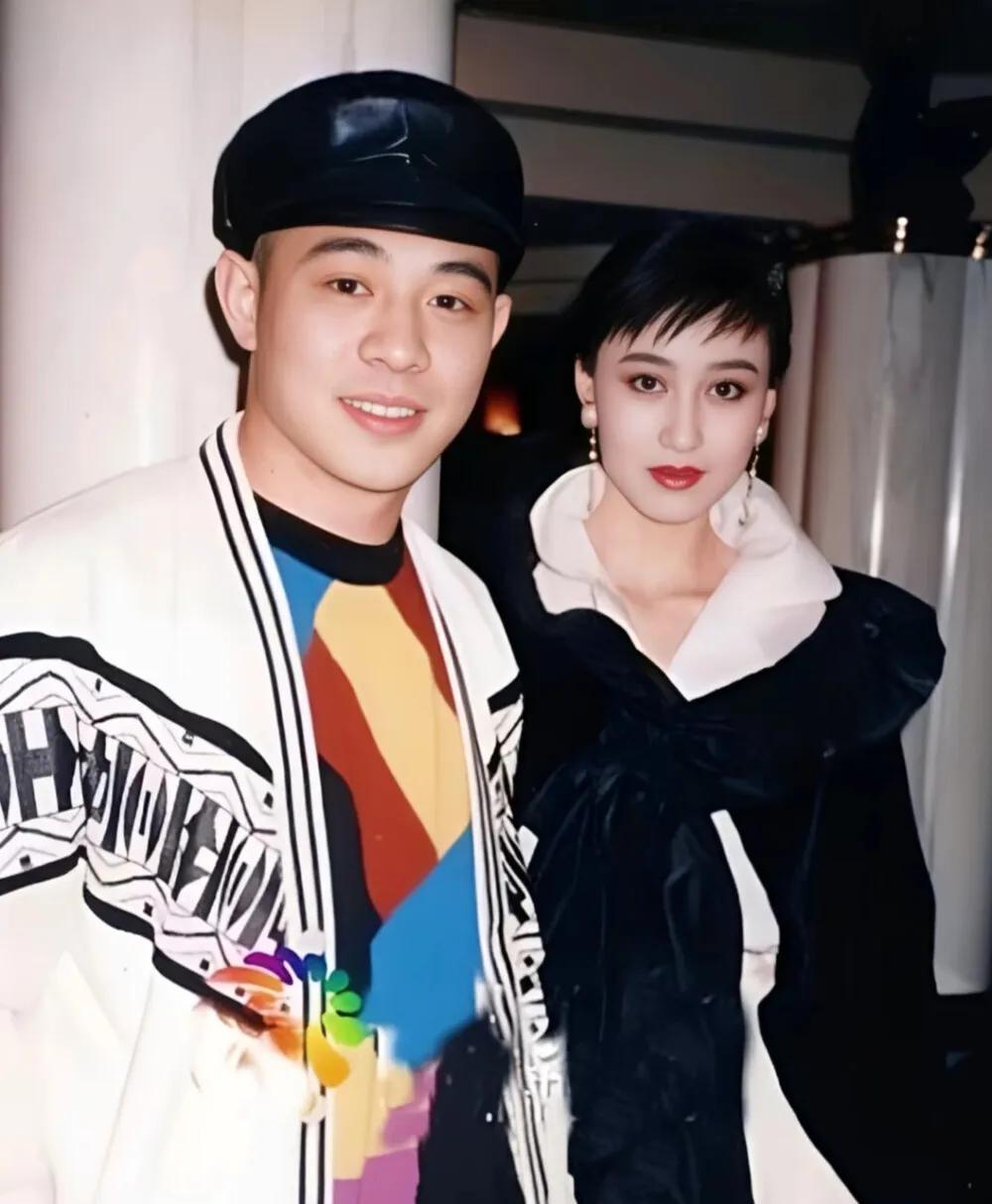 李连杰一生只有两个女人，年轻时师姐喜欢他追求他，他以为那就是爱所以结婚了。后遇到