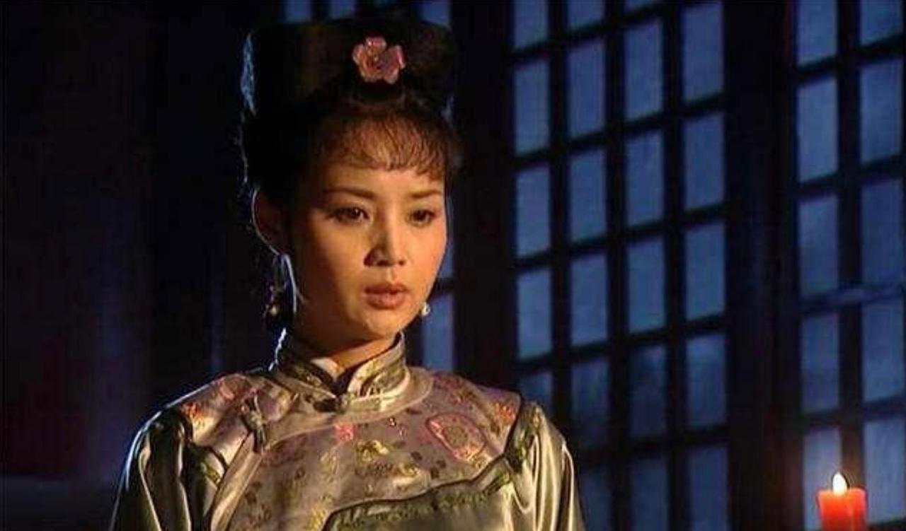 孝庄派苏麻喇姑出去办事，苏麻在路上却被侍卫席纳布库刁难并打个半死。多尔衮假惺惺来