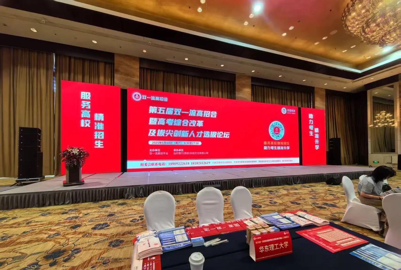 早上去高招会，闺女想睡懒觉，不耐烦的说让我俩去！真是惯坏了，就不怕你压抑很久的更