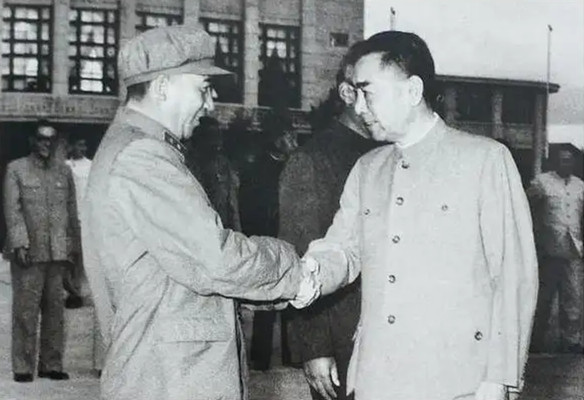 和周总理握手的这位将军，后来担任了国防部长。
