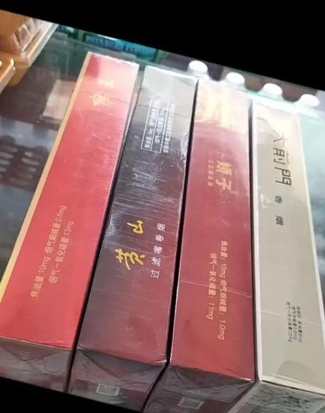 小超市对整条香烟销售藏着门道，社区商店的老板们心里清楚，货架上的香烟不只是商品，