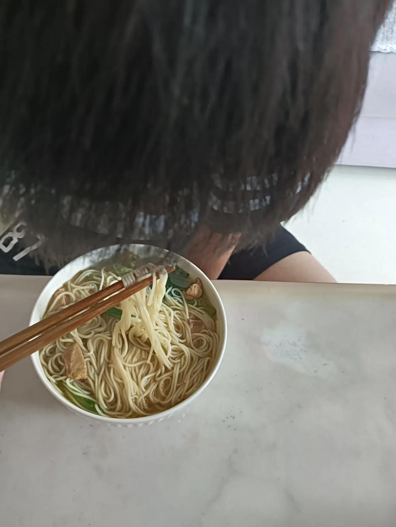 一上午记了五个单词，说饿的撑不住了没力气记了，非要赶快吃饭，并且答应我吃完饭再记
