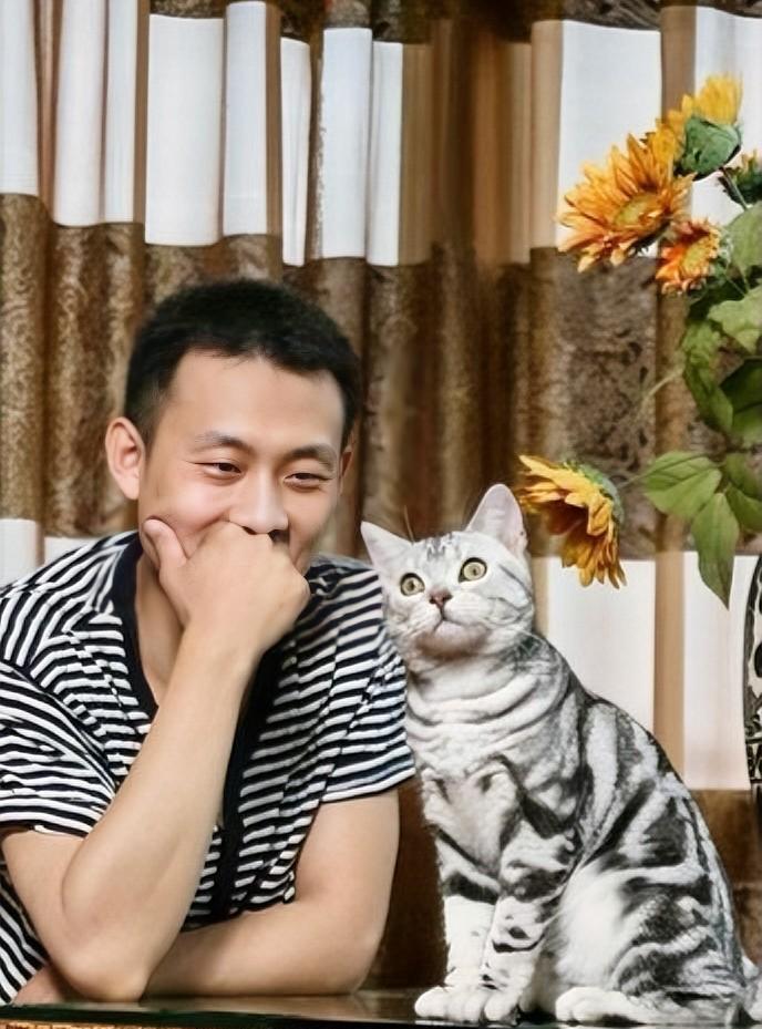 2025年4月27日，张译凭《三大队》二封华表影帝后，竟在采访区开启“凡尔赛式吐
