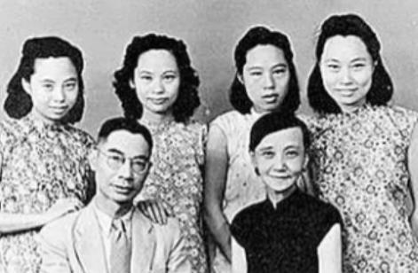 1993年，91岁的周培源散步回家后觉得有点累，他像往常一样，贴在妻子耳旁说“我