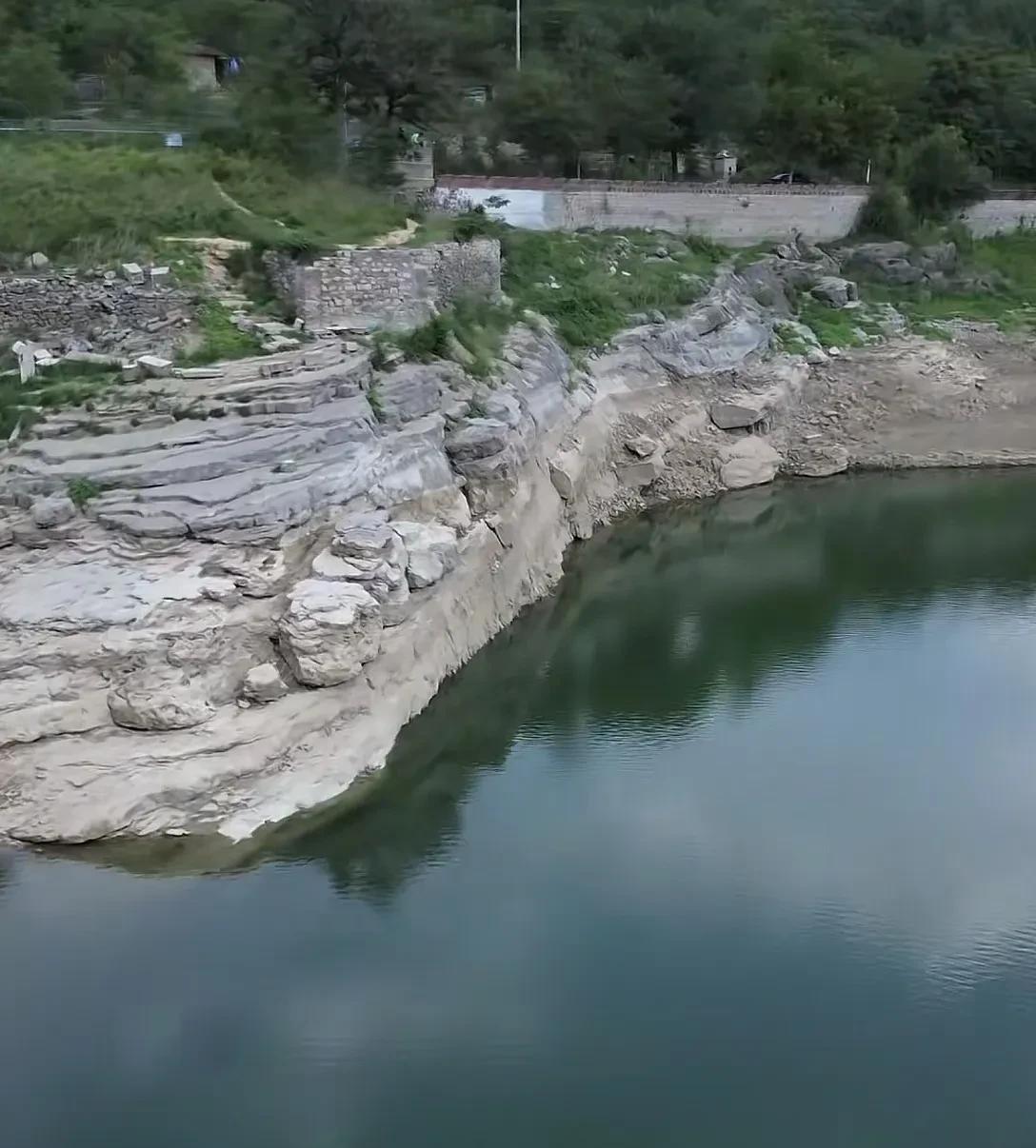 位于济南市区东南部的浆水泉水库最近水位下降明显，整个水库呈现出南高北低的地貌特征