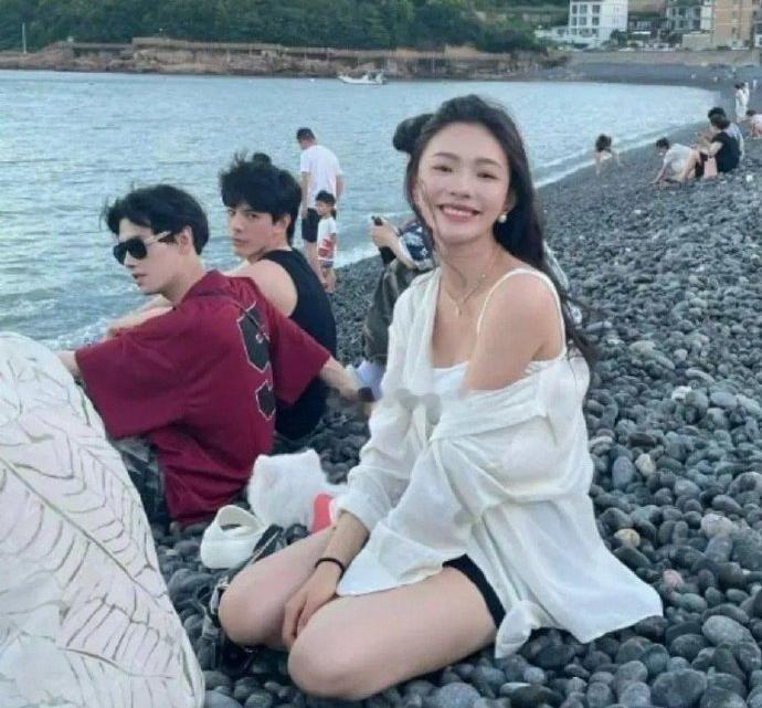 林允海滩自拍美出圈，只是身边的两个男生竟然没认出来去要个签名 ​ ​​​