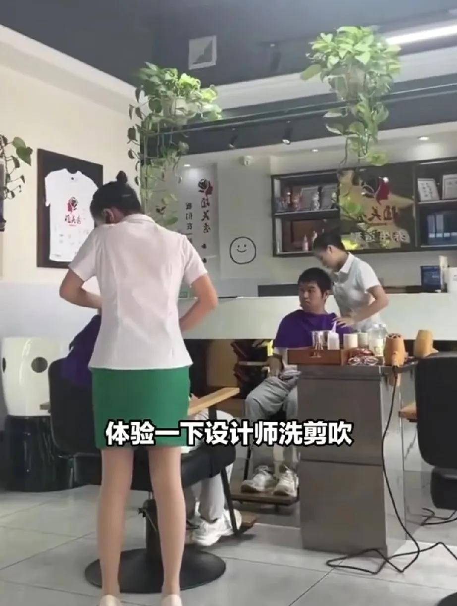 现在的美容美发行业，真是坑人啊！
刚开业的美容美发店，促销出售美发卡，20元一张