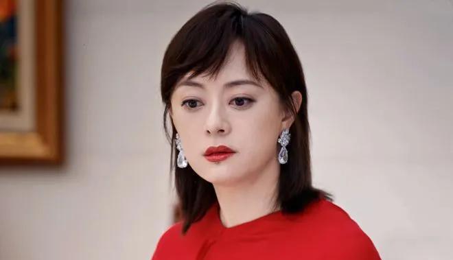 她盯住了这个女人，准备培养成自己未来的客户，没想到却是仇人。
《蛮好的人生》里，
