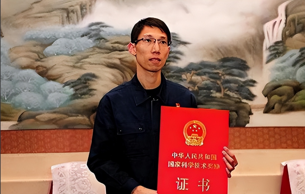 西方航空发动机绝密技术，竟在20年前被一初中学历小伙攻克，国家重奖800万！
 