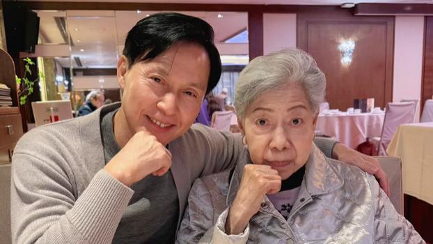 张国强罗兰相聚合影：两人比心拍照好开心，嘟嘴卖萌很欢乐！