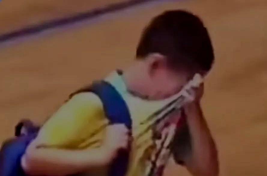 一点挫折就崩溃的人，一定要看。
王楚钦曾是那个输球就爆哭的小孩。
小时候打球，不