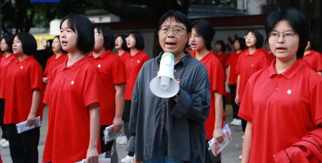 高考第一天，张桂梅的喇叭又吹起了冲锋号……
这已经是张桂梅先生连续第15年送考，