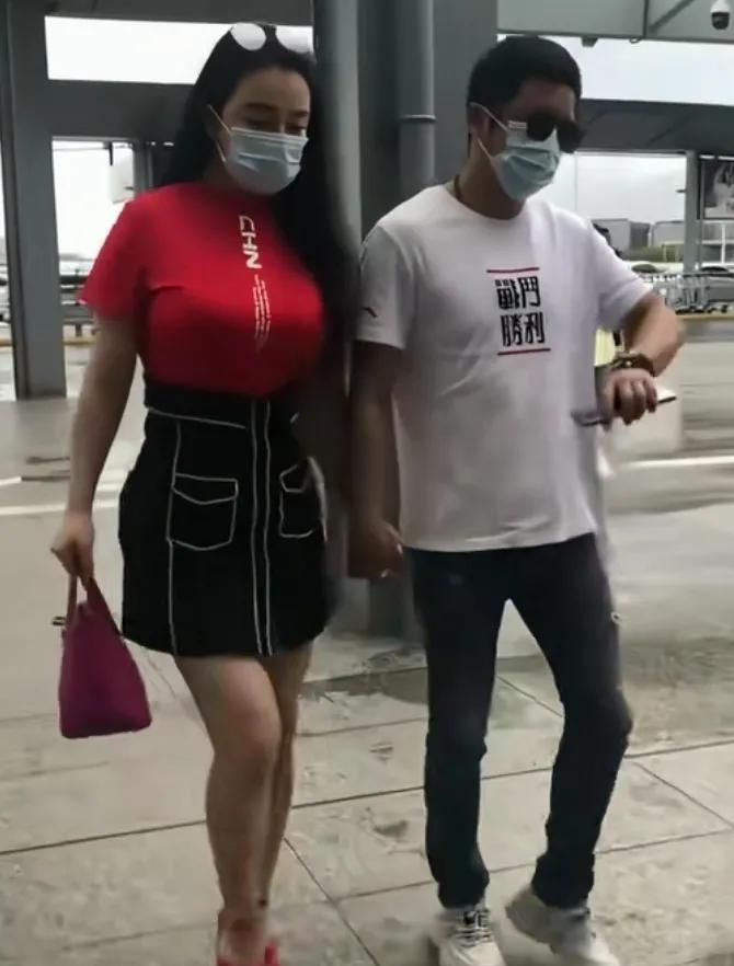 邹市明亲自承认打不过成龙李小龙他们。
邹市明有一次接受采访时，记者突然问他，你能