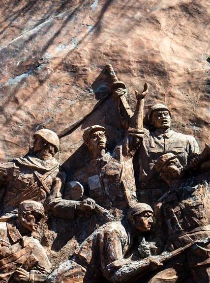 战争中的责任归属总是复杂的。1951年志愿军伤亡5万人那次，副军长的怒斥反映出战