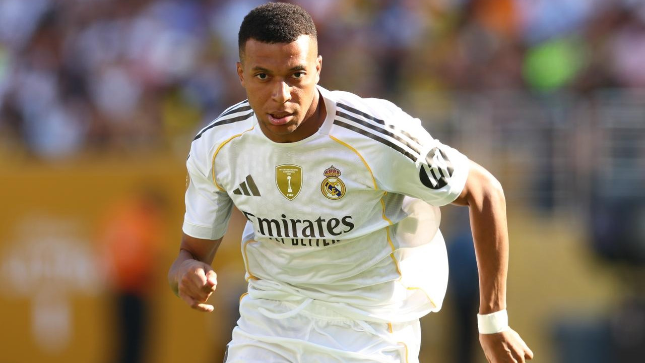 1.8亿巨星替补封神！姆巴佩逆天侧勾+催泪致敬，皇马晋级死磕巴黎