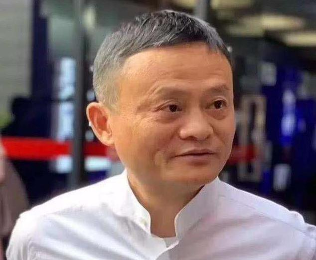 上海地经济有点异常。
上海地理位置不南不北，位置在沿海和长江入海口，相当优越。又