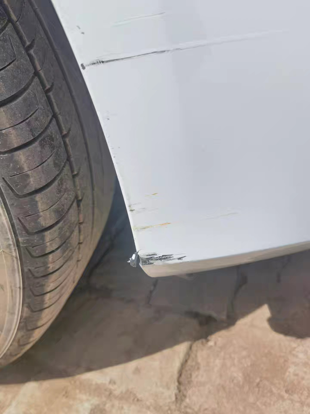 开车分神蹭上限宽柱子上了
哥哥姐姐们，这情况该去4儿子店处理还是自己买点漆自己弄