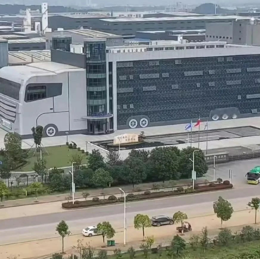 公交车公司，门口还停了一辆。