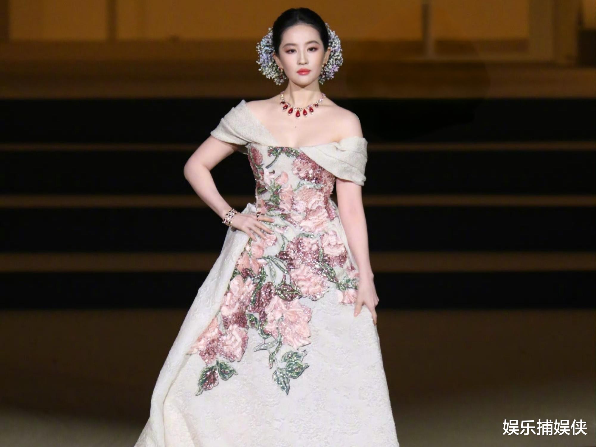 刘亦菲压轴VOGUE盛典：牡丹仙子下凡，内娱颜值天花板闪耀外