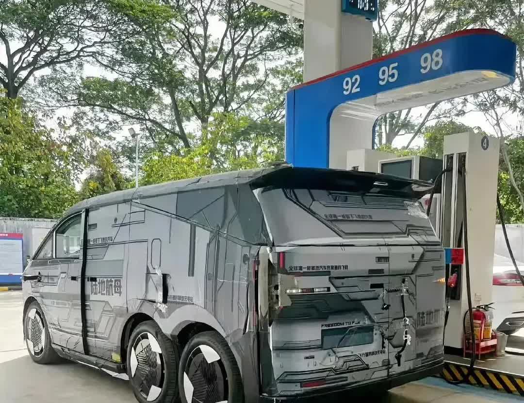 在加油站看见一辆车，这究竟是什么车啊？看起来好厉害，应该很贵吧？