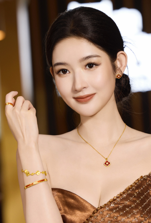 王玉雯的鎏金质感棕色抹胸长裙，很不错的！