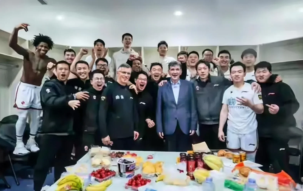 同曦老板视频连线球队，承诺为球员发放三倍奖金！
同曦爆冷击败广东挺进季后赛，比赛