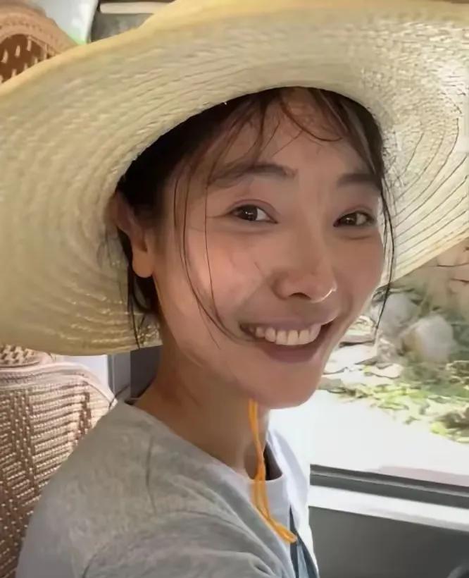 李富贵应该就是那天选之人，为她家，为她那个村子选的人
她也符合坤卦的主爻六二爻，