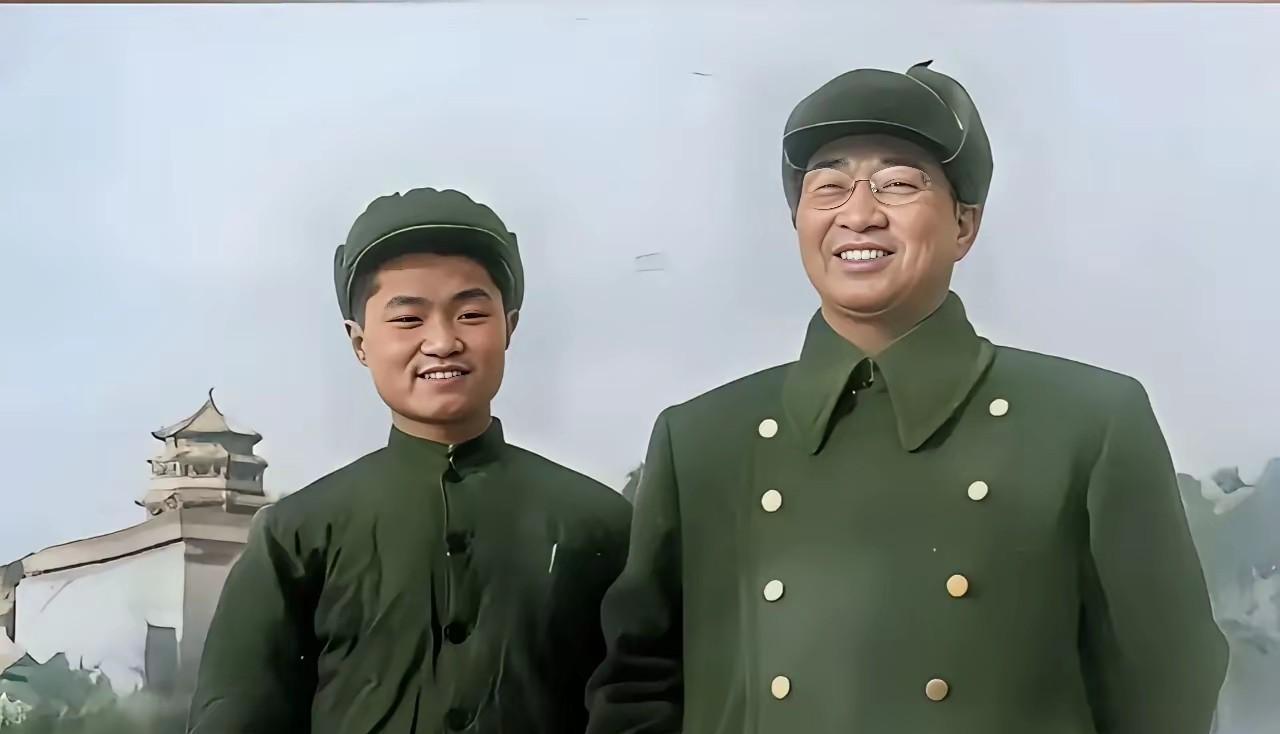 大将风度，将门虎子，人民功臣，永垂青史！
照片中，陈庚大将身穿戎装，长子陈知非站