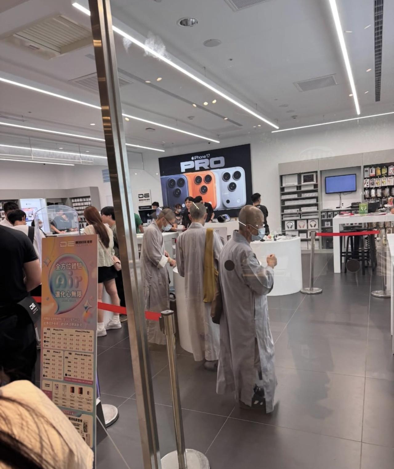 近日，有网友拍到在某苹果专卖店，有几个和尚在挑选最新的iPhone，看来苹果信号