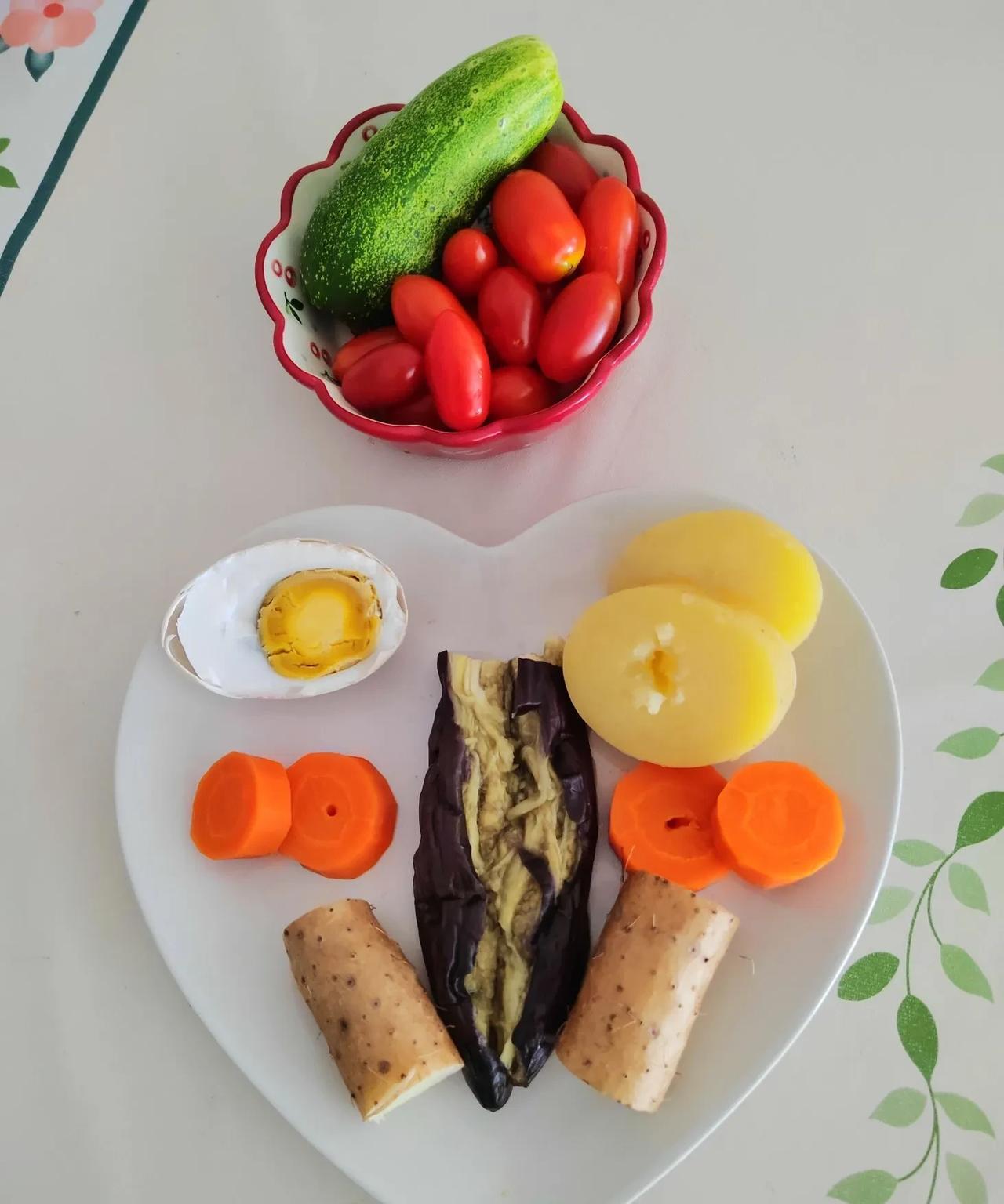 民以食为天，粗茶淡饭赛海鲜！
今天早餐，小老太太我，主打田园风，做了懒人一锅出！